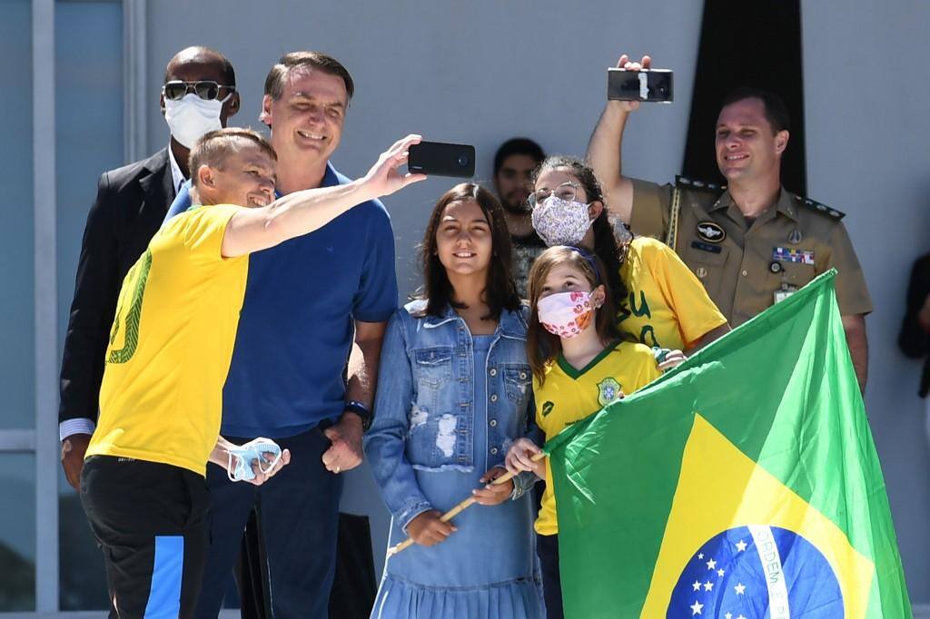 Presidente Bolsonaro tira foto com apoiadores durante manifestação deste domingo (3)