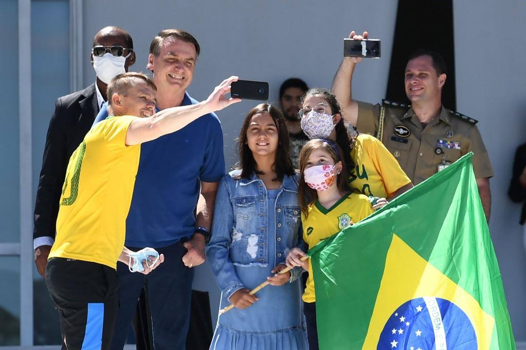 presidente Bolsonaro tira foto com apoiadores durante manifestação deste domingo (3)