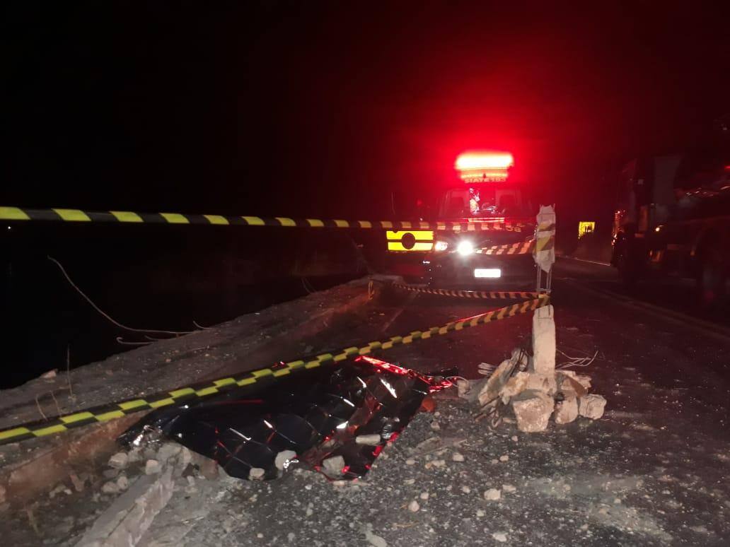 Carreta despencou de rio durante a noite