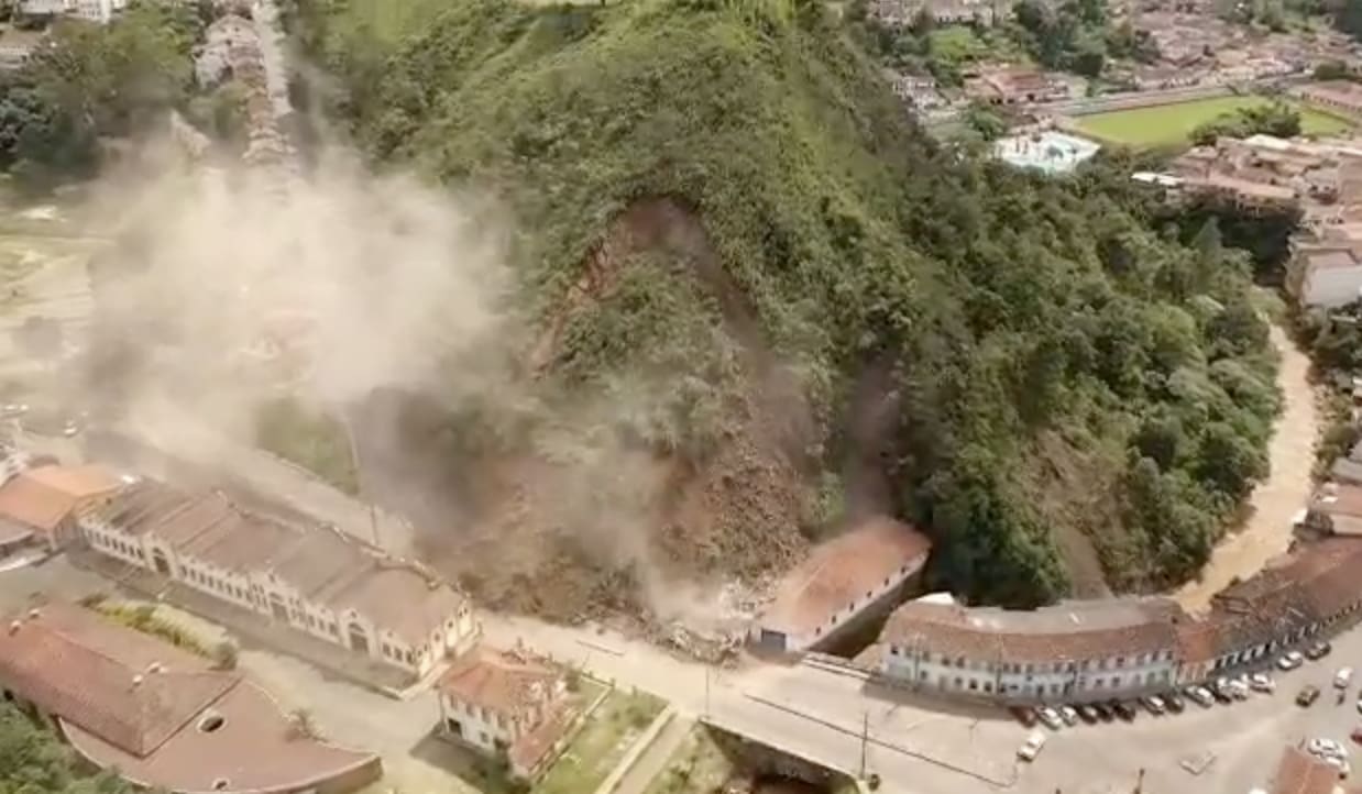 Deslizamento em Ouro Preto: imóveis estavam interditados há 10 anos, diz prefeito