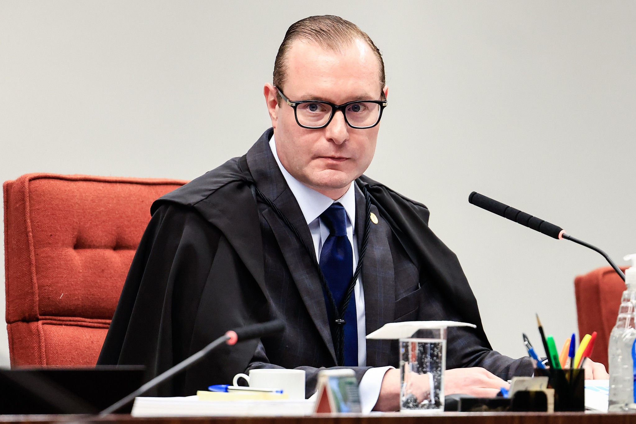 O ministro Cristiano Zanin, presidente da Primeira Turma do STF, convocou sessão extraordinária virtual para analisar medidas cautelares impostas a Jair Bolsonaro, após pedido do relator Alexandre de Moraes. O julgamento ocorrerá entre os dias 18 e 21 de julho