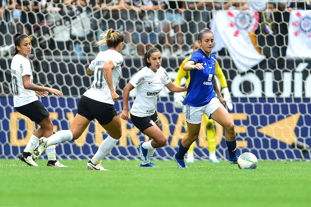 Jogadoras de Cruzeiro e Corinthians fizeram jogo bastante equilibrado