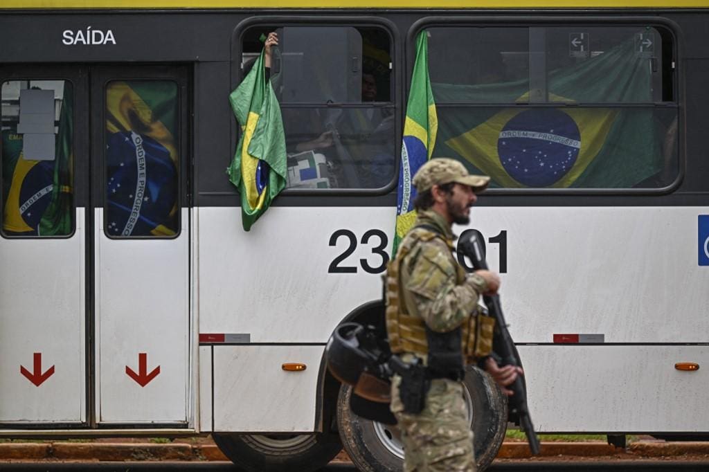 Extremistas que estavam no QG do Exército em Brasília foram presos e levados para unidade da PF