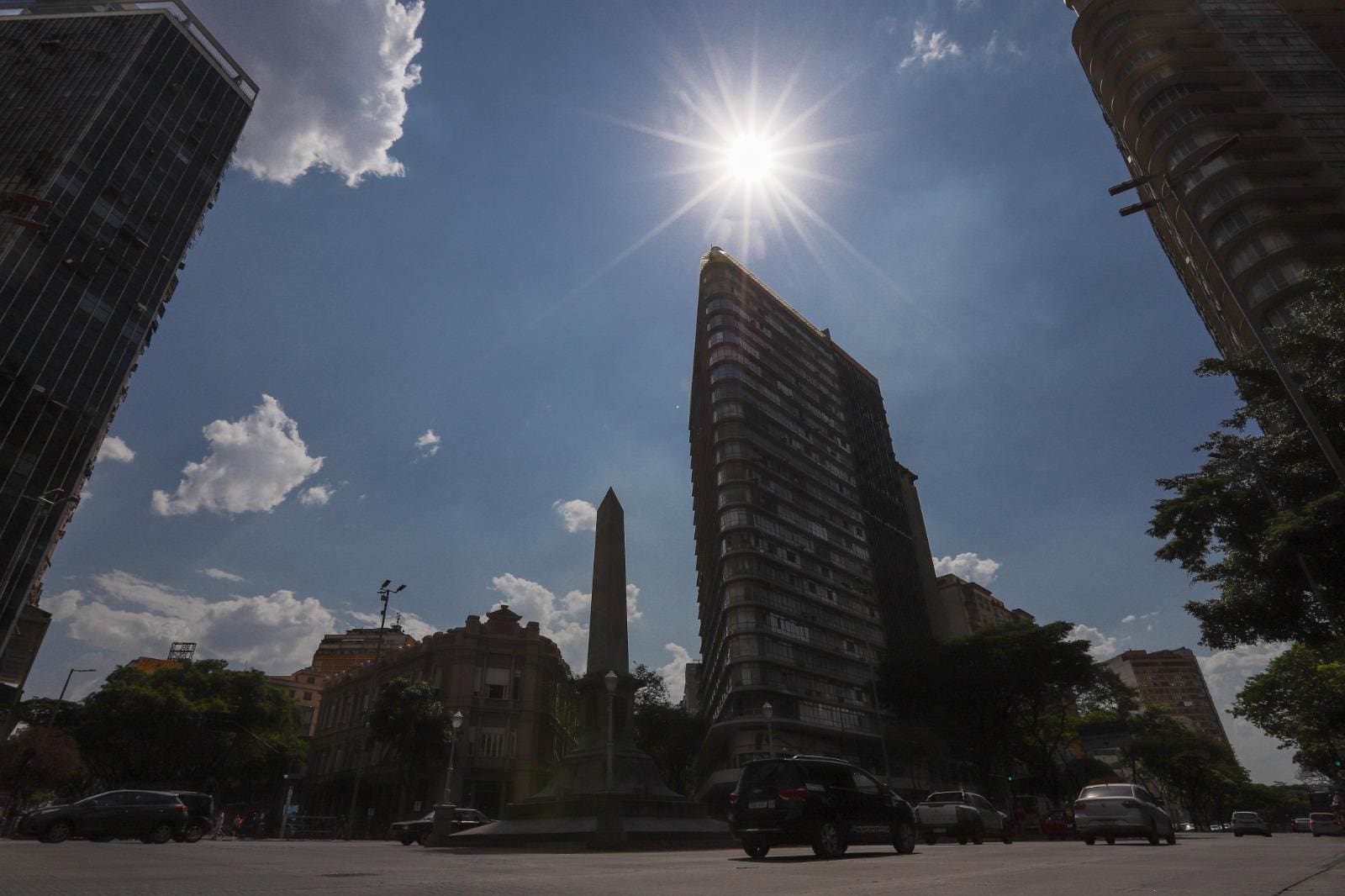 Sol quente na Praça Sete, centro de BH praça 7