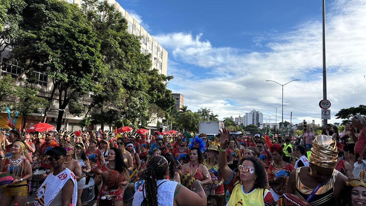 Sábado de Carnaval começou animado na praça da Estação