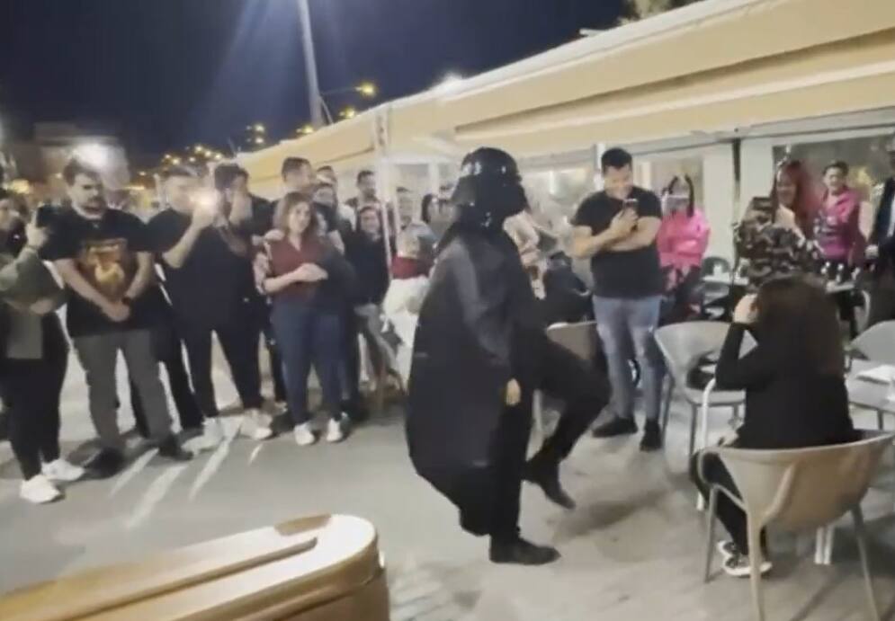 Homem surpreende namorada ao pedi-la em casamento vestido de Darth Vader