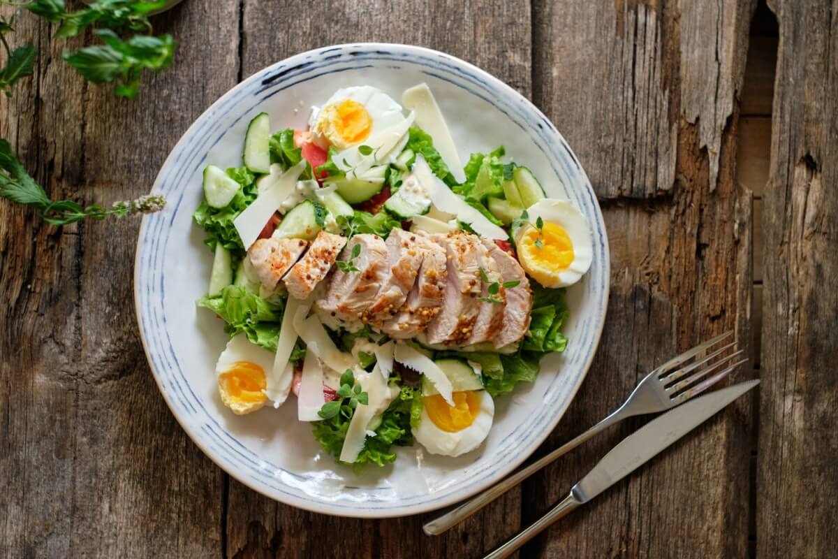 Salada com frango, ovo e molho de iogurte