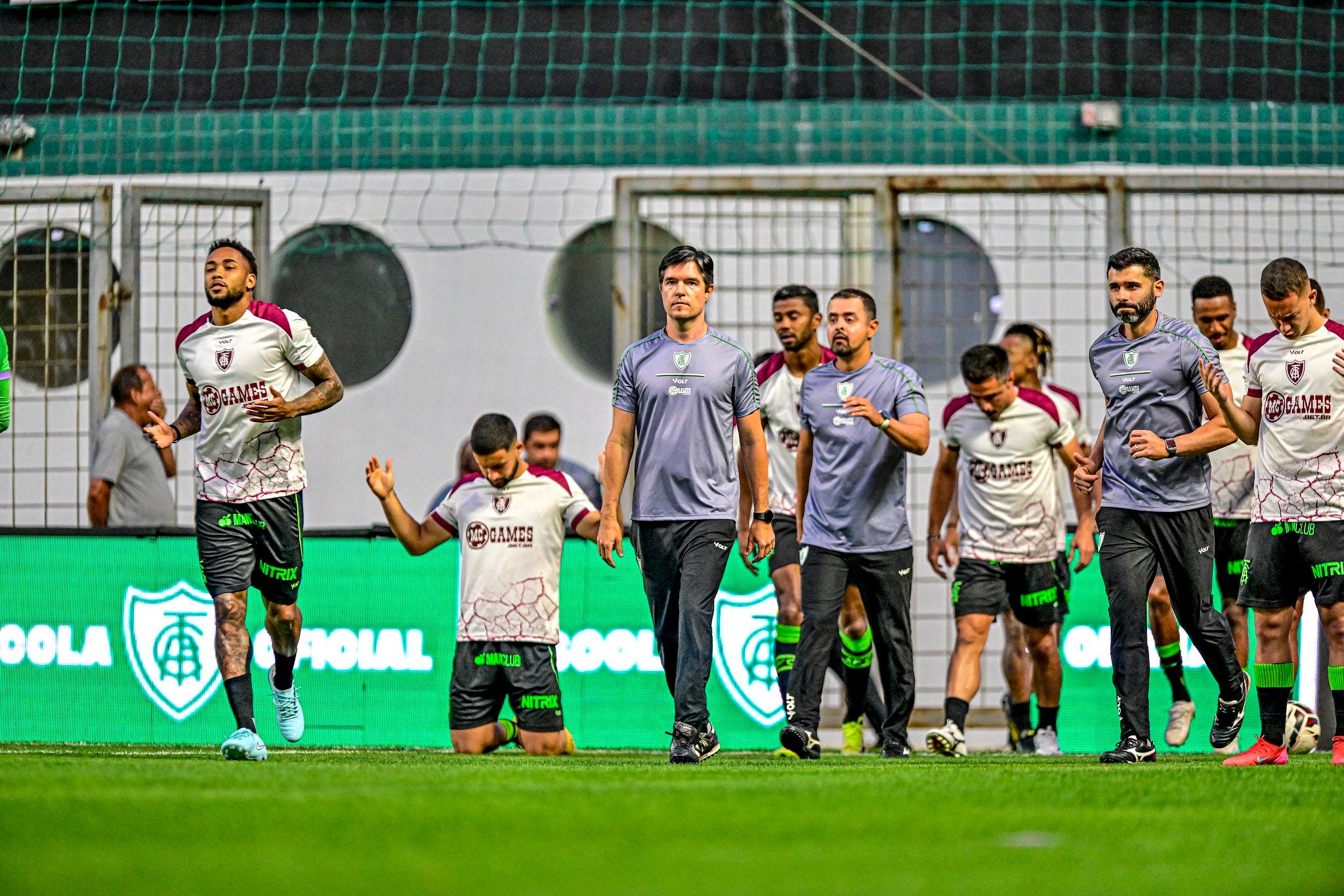 Rafa Silva (à esquerda) teve sua primeira oportunidade com a camisa do Coelho diante do Operário