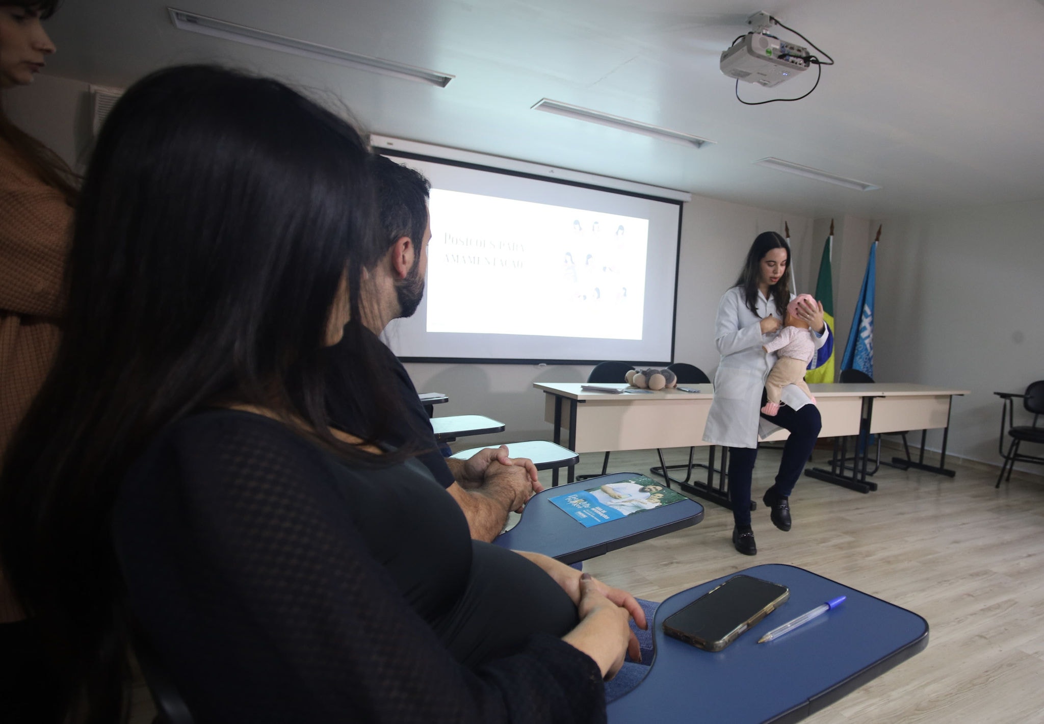 Mães e bebês participam de curso Bebê a Bordo, na Maternidade Odete Valadares (MOV)