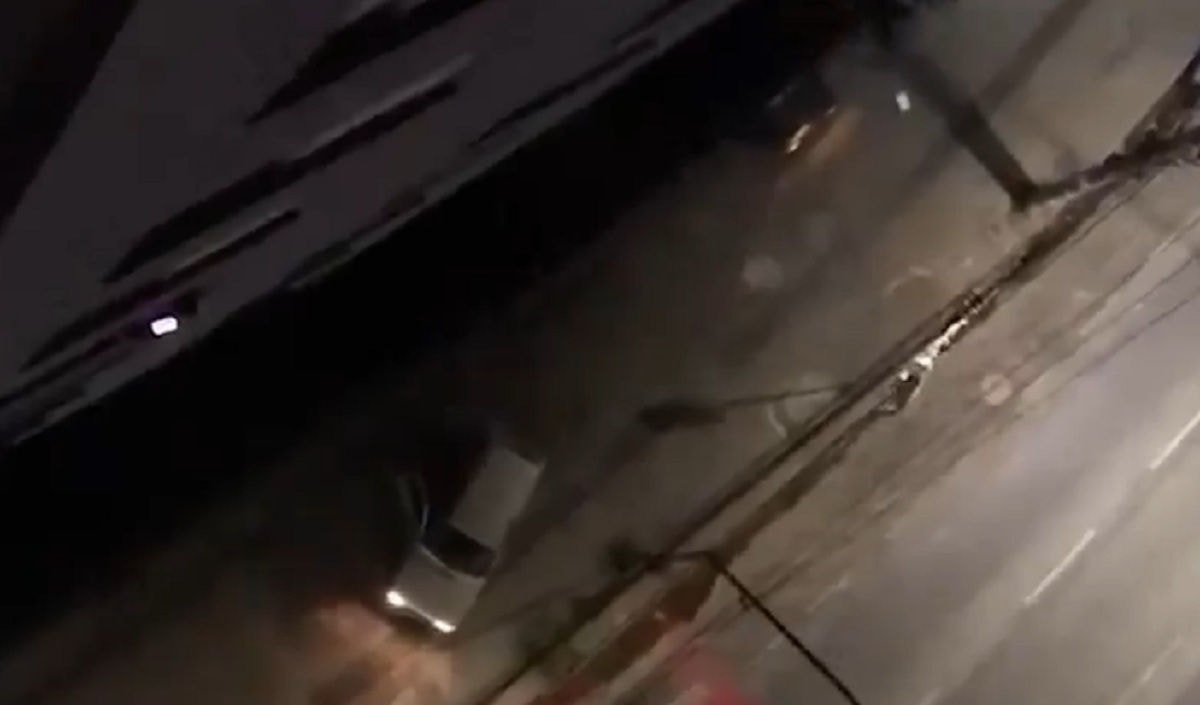 Criminosos usaram dois veículos, um para arrombar a loja e outro para dar cobertura