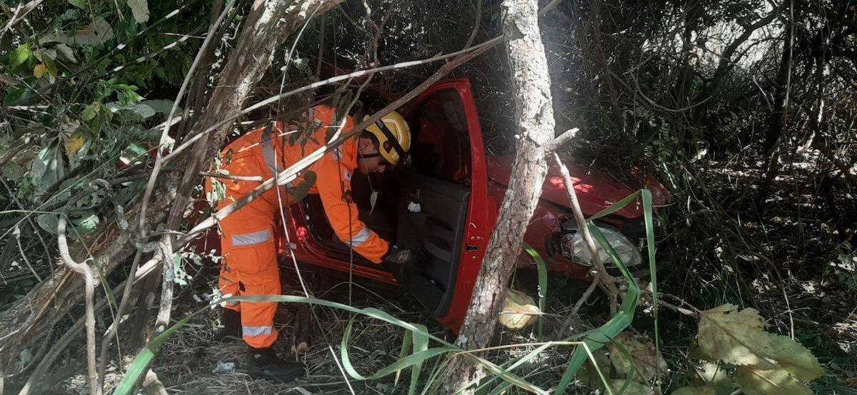 Carro foi encontrado nas margens da BR-452