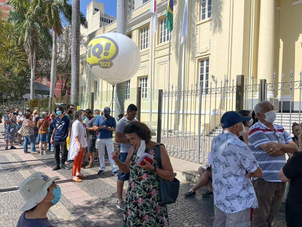 Fila no Minascentro para comprar ingressos para os shows de Chico Buarque em BH