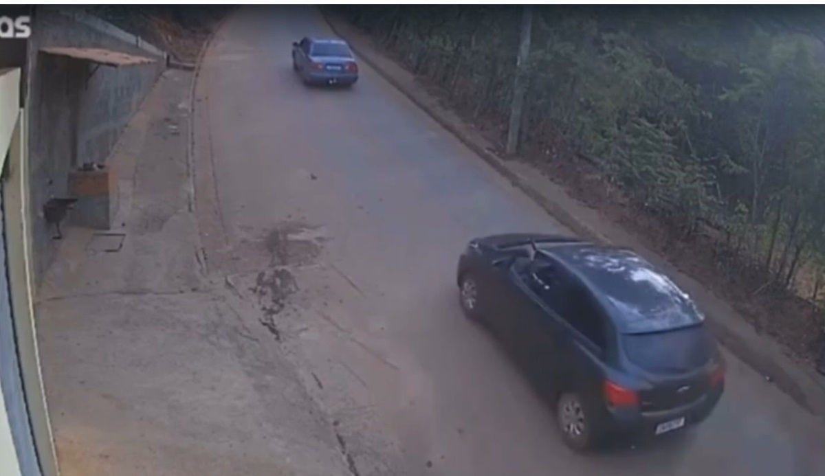A Polícia Civil prendeu um homem de 34 anos suspeito de atirar contra um veículo em uma estrada que liga as cidades de Diogo Vasconcelos e Porto Firme, na Zona da Mata, em Minas Gerais e balear na cabeça uma menina de 10 anos. Ela está hospitalizada. O crime aconteceu no último domingo (15). As circunstâncias do crime ainda não foram esclarecidas pela corporação.

O suspeito, que prestou depoimento na Delegacia de Polícia Civil em Viçosa teve a prisão em flagrante ratificada. O Super Notícia teve acesso às imagens da câmera de vigilância que registraram o veículo em que a garotinha estava com o pai passando pela estrada. Nas imagens é possível ver dois carros trafegando. Logo em seguida são ouvidos disparos em sequência.
