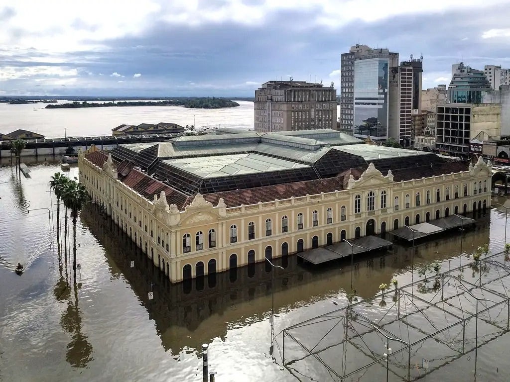 Centro histórico de Porto Alegre foi alagado por causa das fortes chuvas 