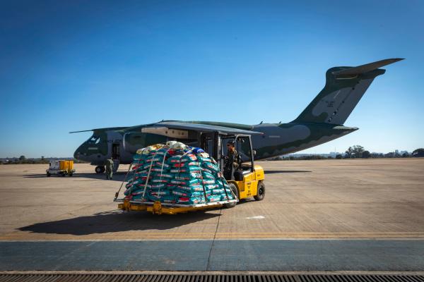 A FAB transportou, da Base Aérea de Brasília, 20 toneladas de carga composta de ração para pets, além de itens essenciais para os animais, como caixas de transporte, camas e bebedouros