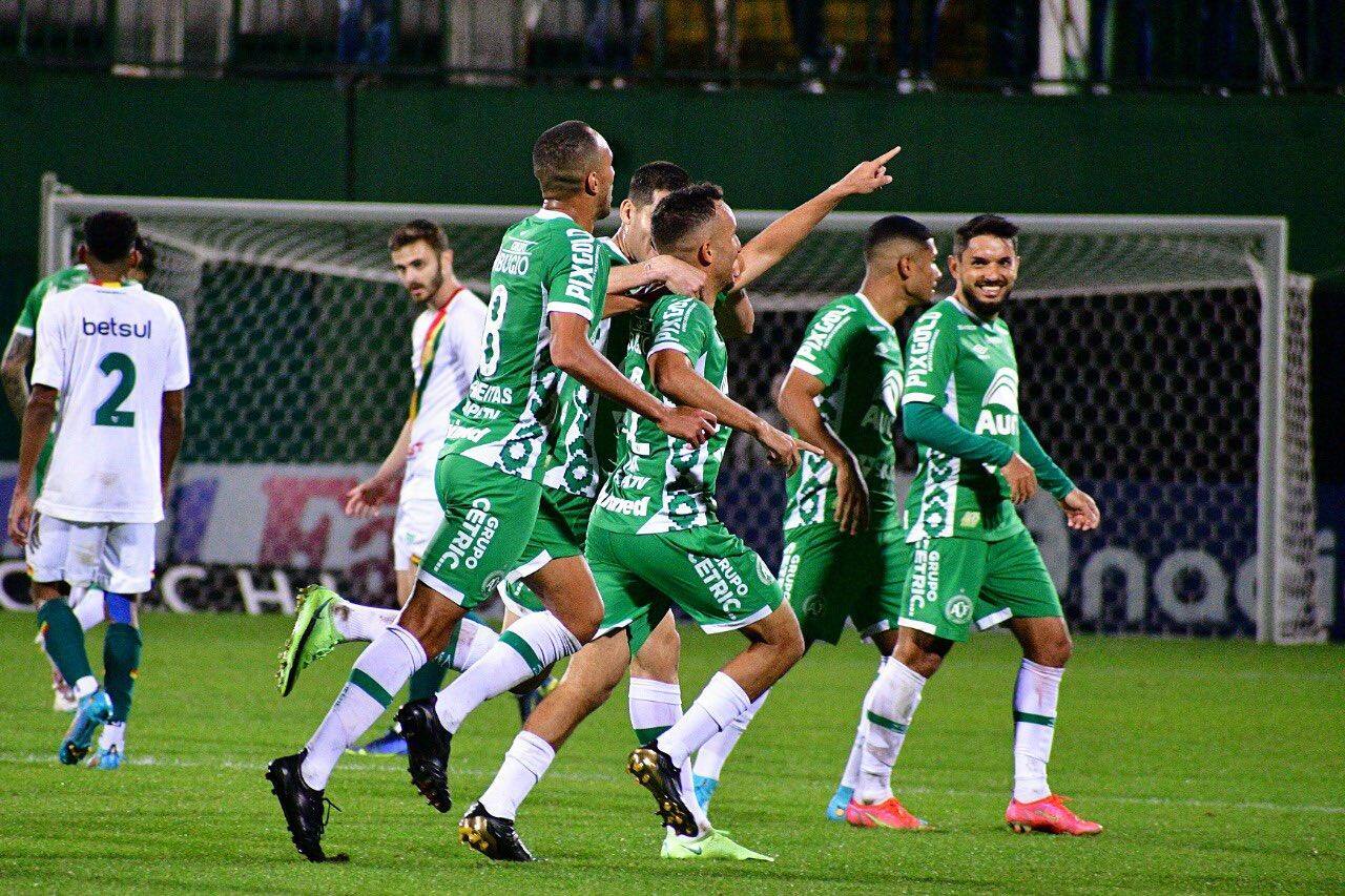 Chapecoense busca vencer jogo atrasado com o Londrina para subir na tabela e se aproximar do G4.