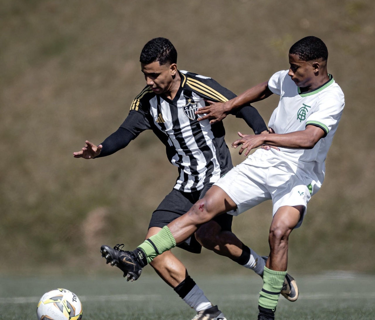 Lance do clássico entre Atlético e América, neste sábado (9), na Cidade do Galo