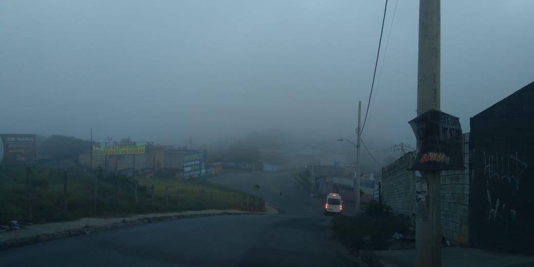 Neblina foi registrada na manhã desta terça-feira (26) no bairro Palmares, em Ibirité
