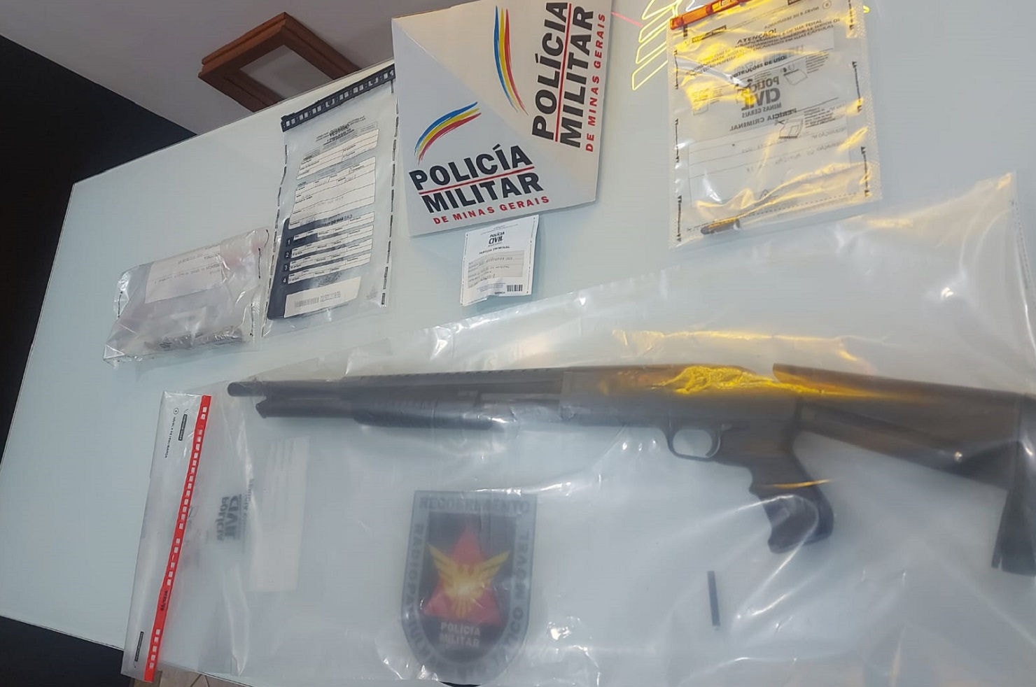 Arma estava exposta, sobre o banco do carro