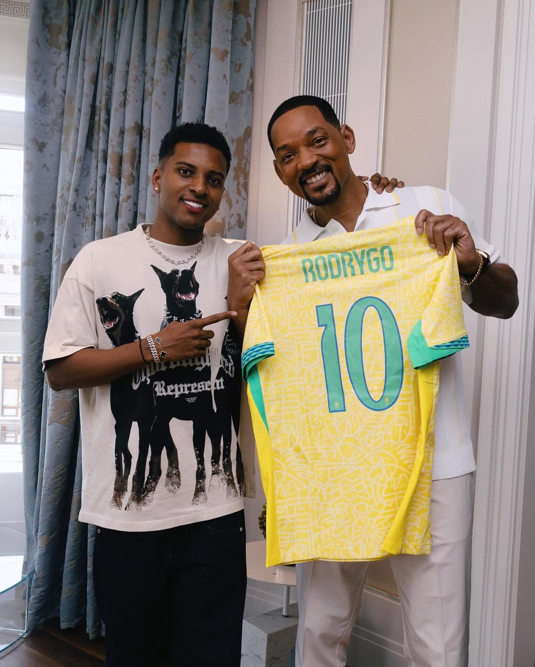 Rodrygo presenteou Will Smith com uma camisa da seleção brasileira