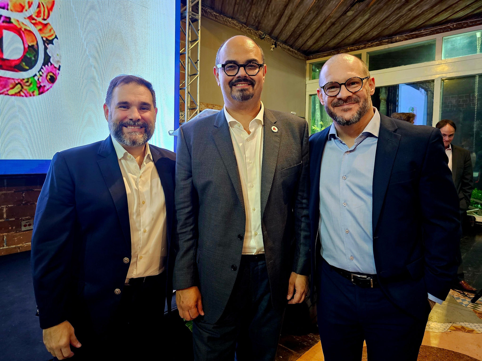  Leonardo Bortoletto, fundador do Clube de Permuta, presidente do conselho consultivo da Anatel e  vice-presidente da Codemge; o vice-governador de Minas Gerais, Mateus Simões; e o sócio do Clube de Permuta, Antonio Bortoletto nas comemorações dos 12 anos do Clube de Permuta, em evento no Espaço Meet, em Belo Horizonte. 