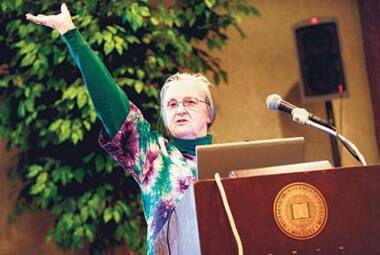 Professora Elinor Ostrom, da Universidade de Indiana, é a primeira mulher a receber o Nobel de Economia