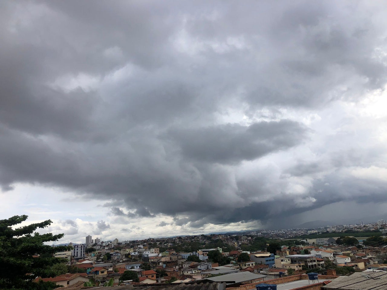 Chuva em BH : Chegada de uma tempestada em BH

Nuvens carregadas sobre os bairros Sao Tomas e Jaragua, ao fundo vista da Serra do Curral 

nuvem ceu nublado ceu azul cinzenta cinzas 

 
Foto Rodney Costa/ O Tempo 10.01.2023
