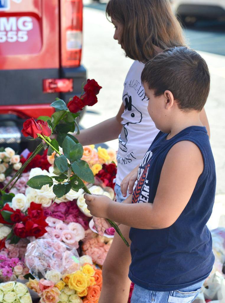 Crianças também entregaram, aos bombeiros, flores para homenagear vítimas do rompimento de barragens da Vale
