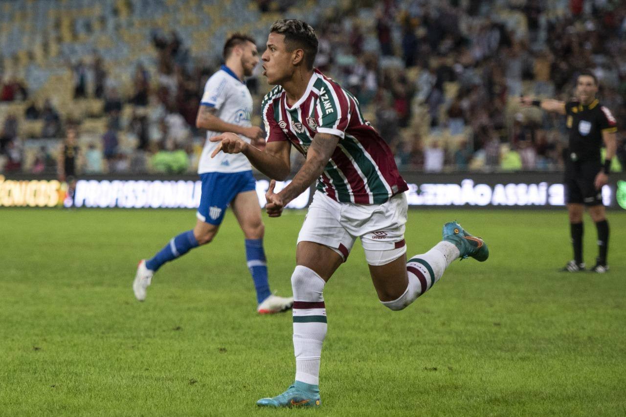 Matheus Martins comemora gol marcado