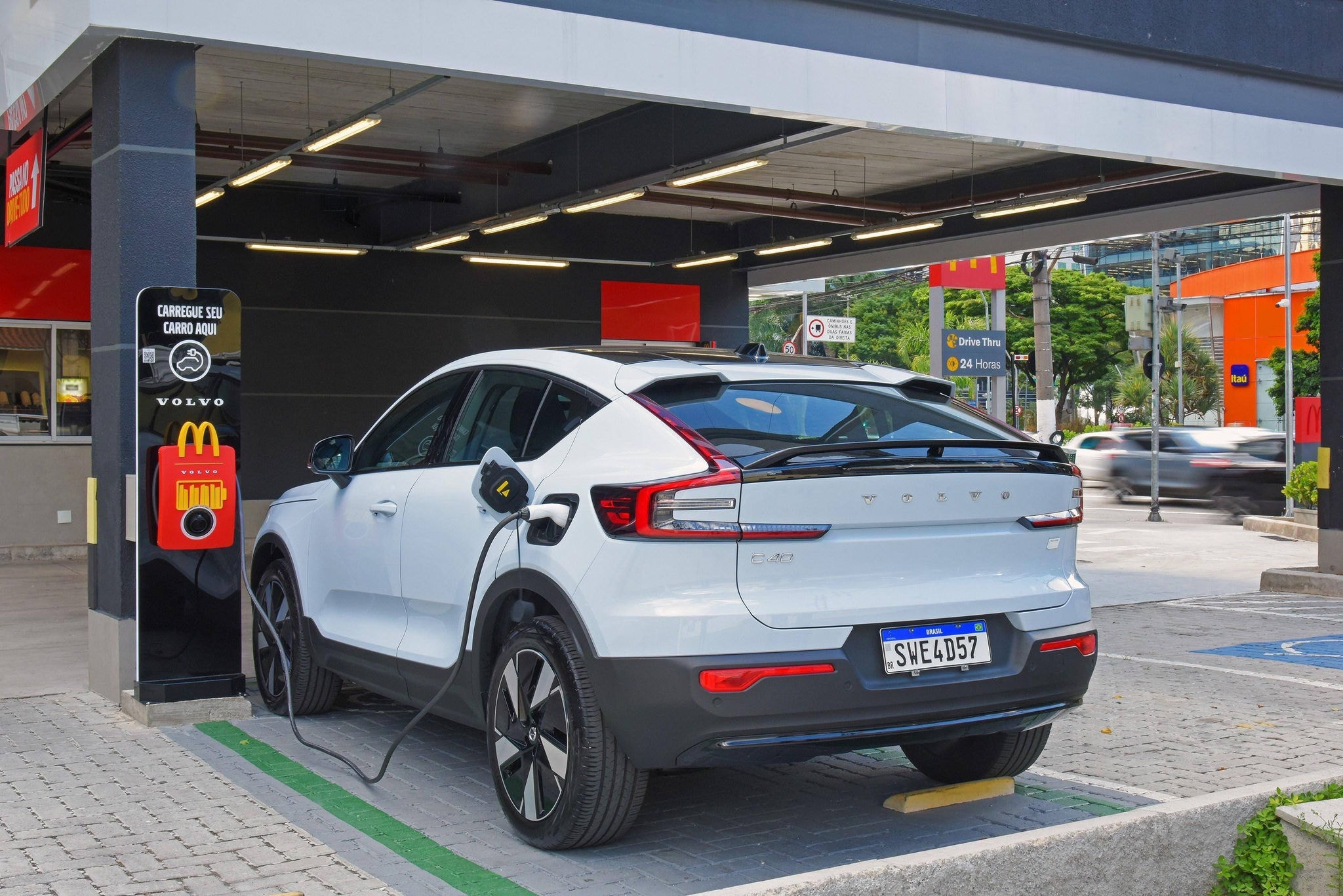 Volvo e McDonald's formaram parceria para ampliar a rede pontos de recarga para carros elétricos no Brasil