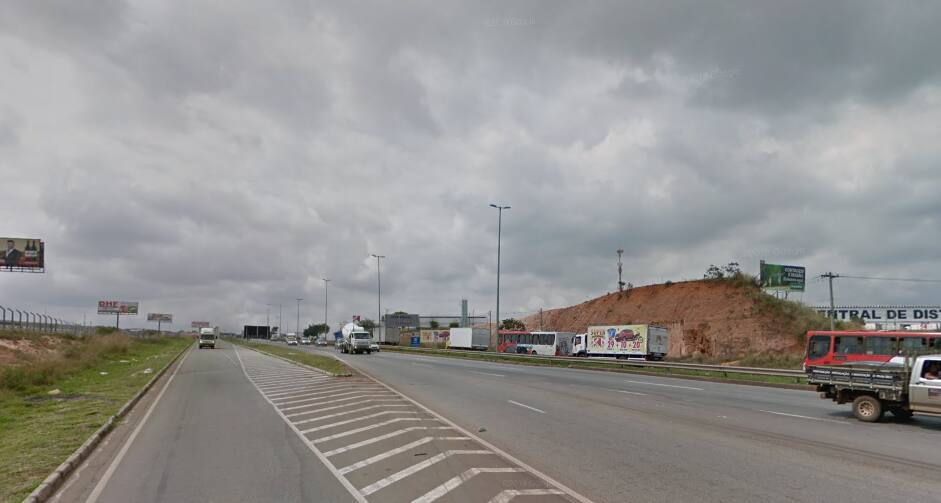 Homens roubam carro na BR-40