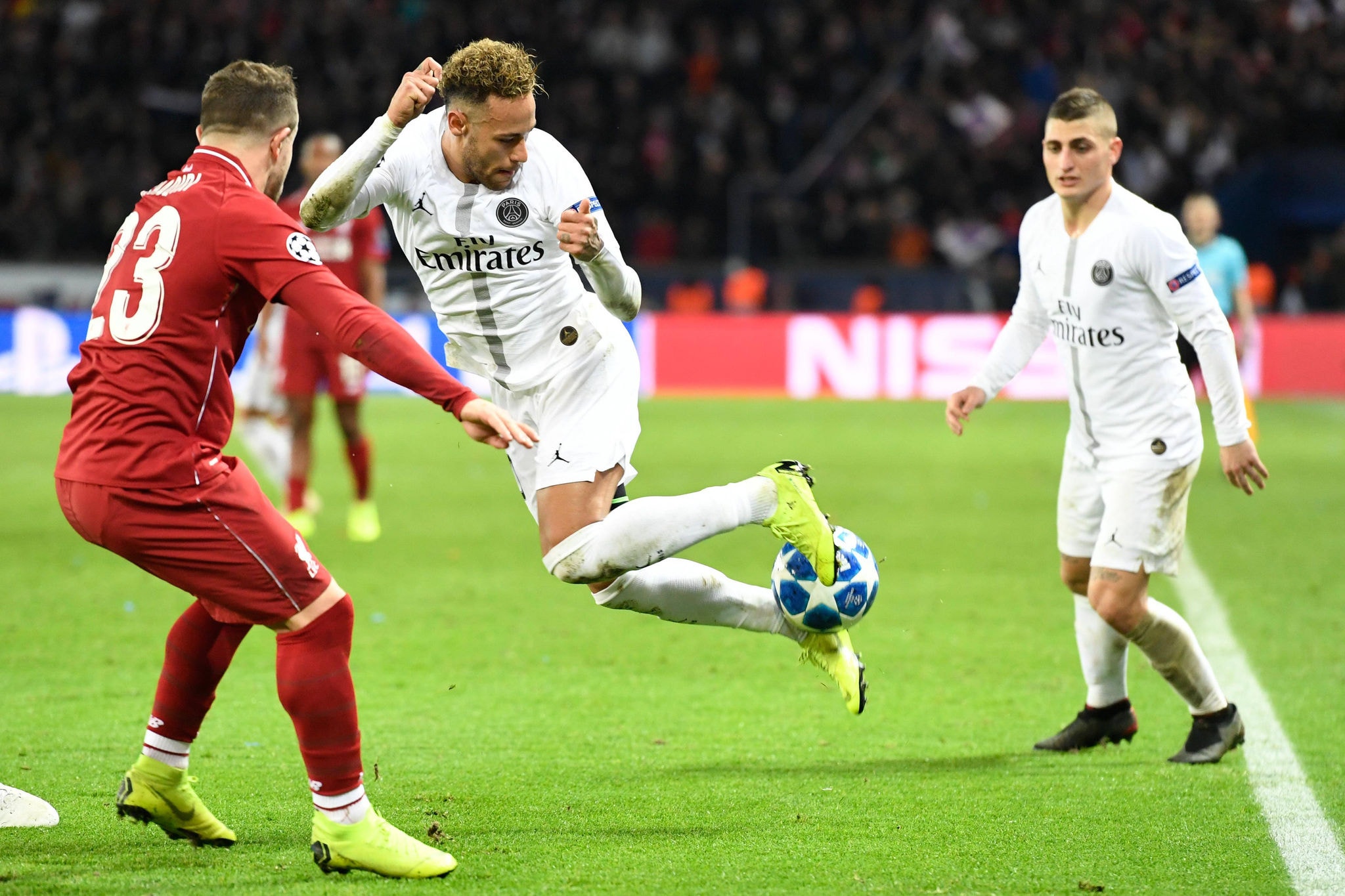 Dúvida para a partida por conta de lesão, Neymar mostrou que estava totalmente recuperado e comandou o ataque francês