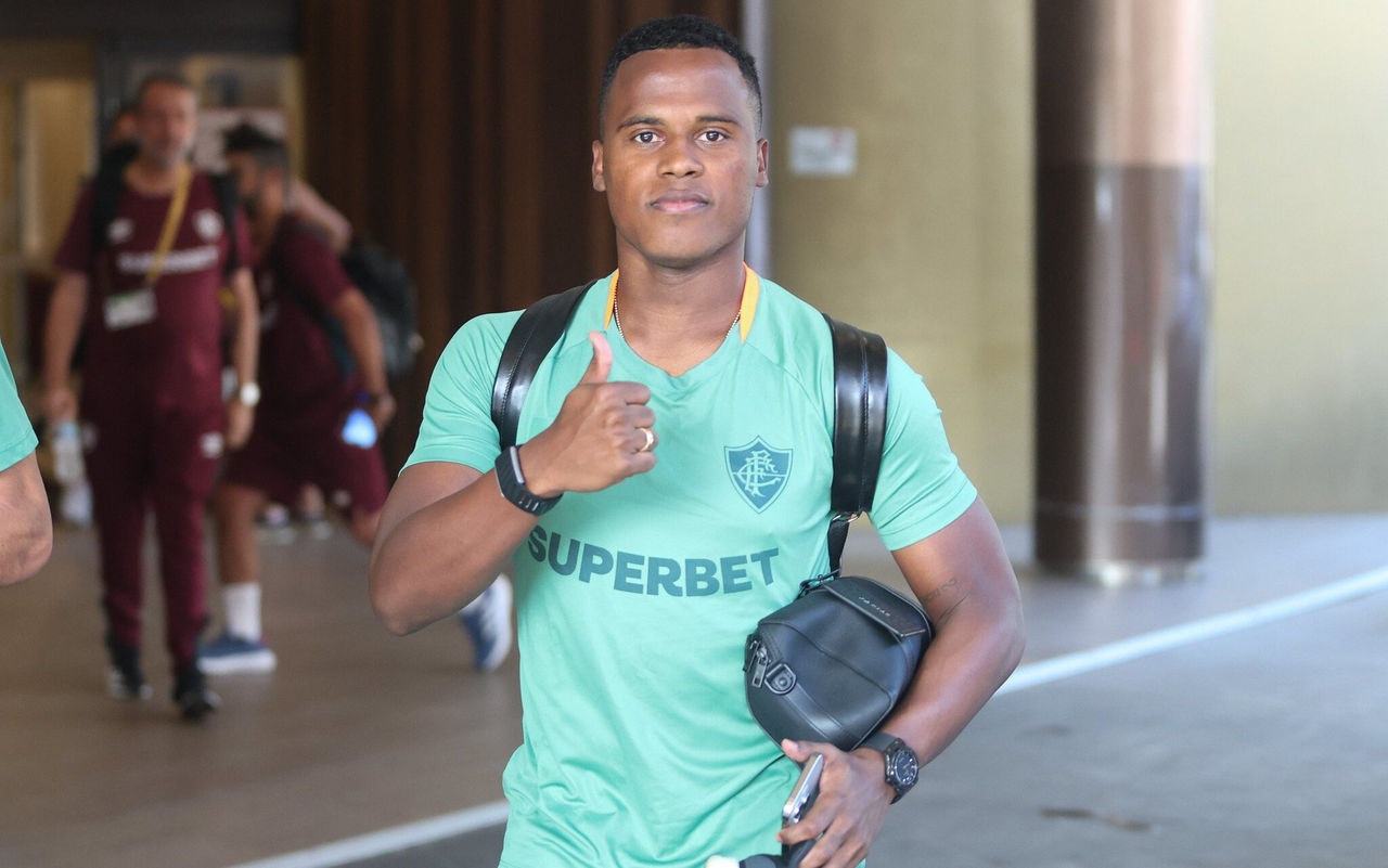 Jhon Arias a caminho de seu primeiro treino nos Estados Unidos (Foto: Marcelo Gonçalves/FFC)