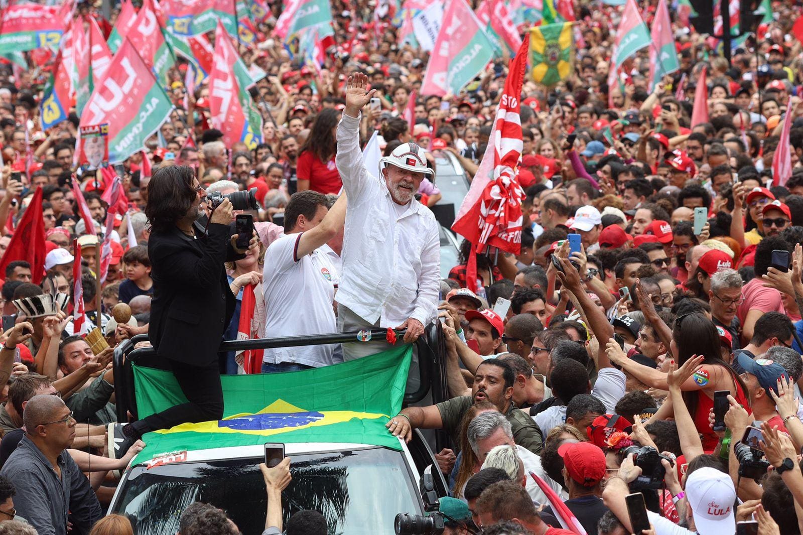 Lula fez uma caminhada entre a Praça da Liberdade e a Praça Tiradentes, na região central de Belo Horizonte, neste domingo (9)
