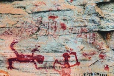 Pinturas representam cenas pré-históricas como esta de um homem matando o outro