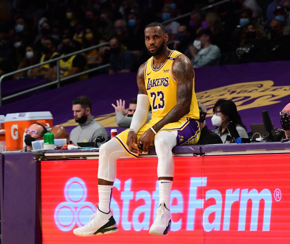 LeBron sofreu grave entorse no tornozelo direito e ficou fora das quadras por um mês
