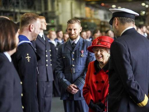 Rainha Elizabeth conversa com oficiais durante o lançamento do novo porta-aviões da Armada britânica