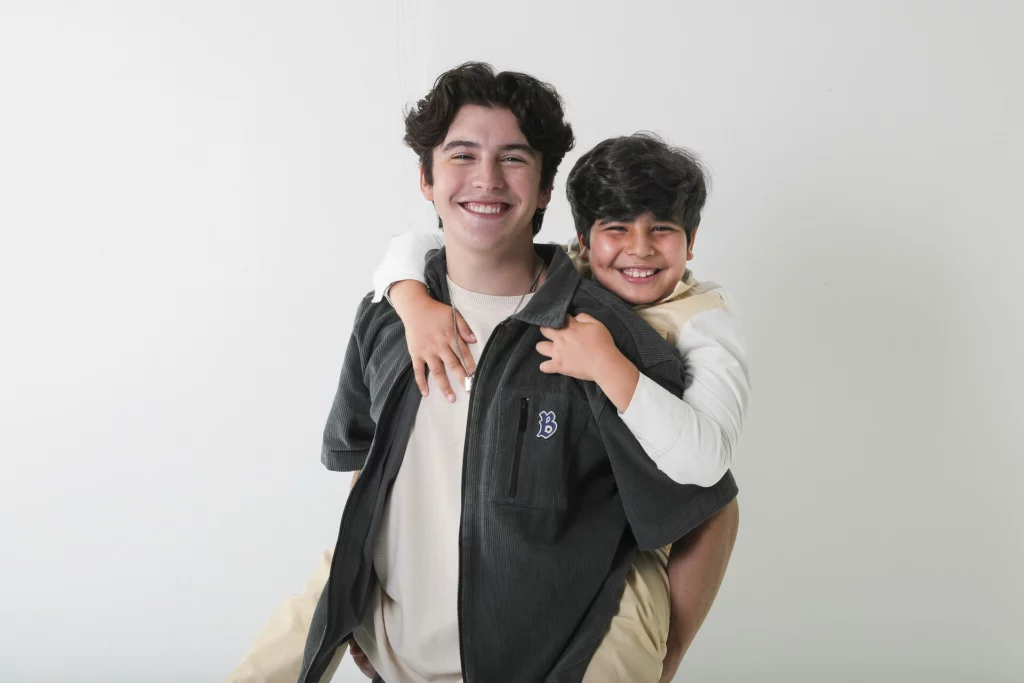 Thomas (Henrique Sganzerla) e Moisíes (Diego Laumar) de A Caverna Encantada