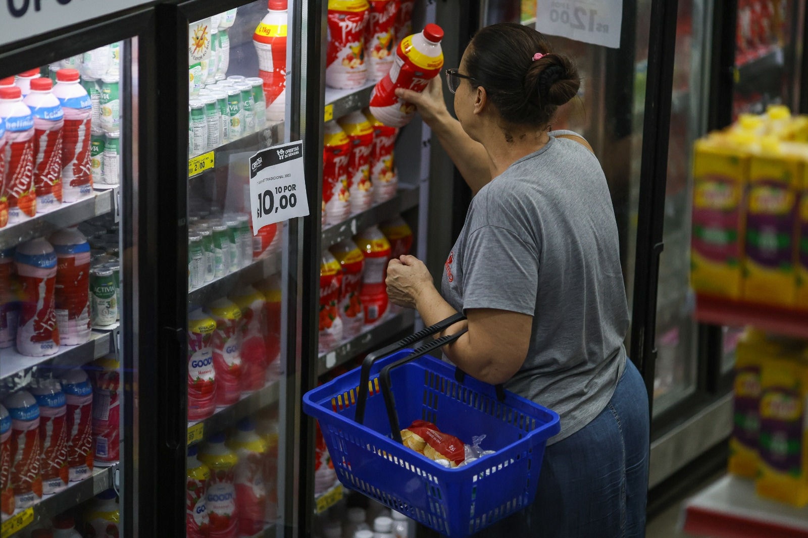 Nos estabelecimentos, é comum ver promoções do tipo 'leve 10 por 10' para iogurtes, por exemplo