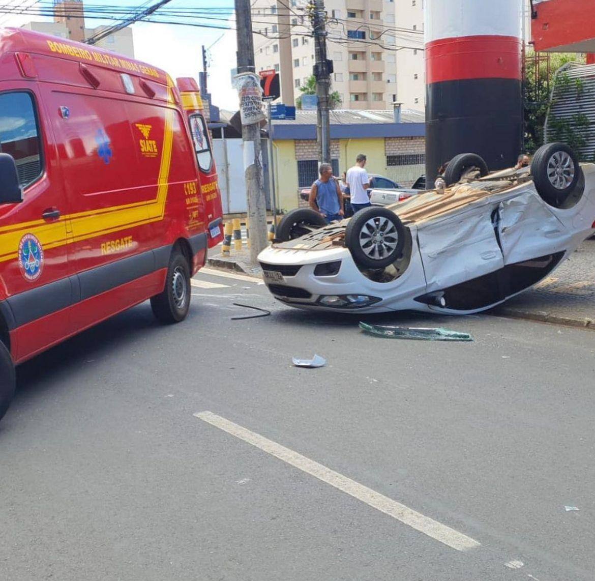 Jovem bate e capota carro em Uberlândia, em Minas Gerais