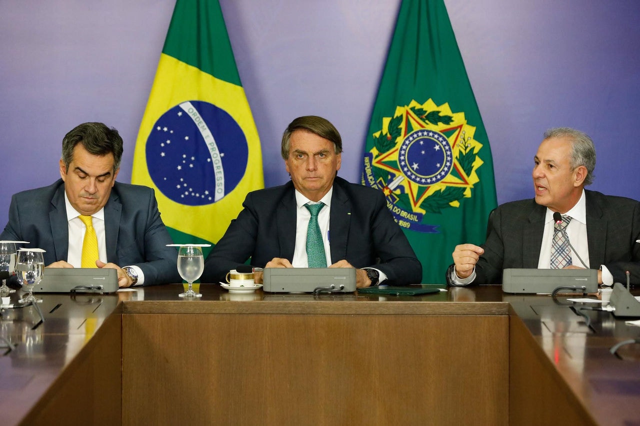 Presidente Jair Bolsonaro (PL), entre os ministros Ciro Nogueira (Casa Civil) e Bento Albuquerque (Minas e Energia), assina decreto que autoriza a compensação ambiental às comunidades indígenas
