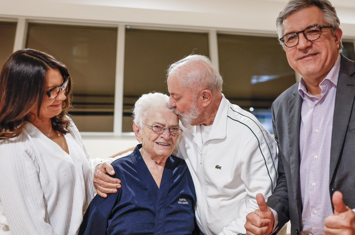 O presidente da República, Luiz Inácio Lula da Silva (PT), ao lado da primeira-dama Janja da Silva, e do ministro das Relações Institucionais, Alexandre Padilha, em visita a deputada federal Luiza Erundina, que está internada desde quarta-feira (5)