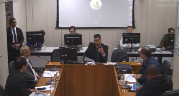 Registro da audiência Vereador Irlan Melo está ao meio, e convidados à depor, cliente e representantes da Copasa, estão nas mesas ao seu lado