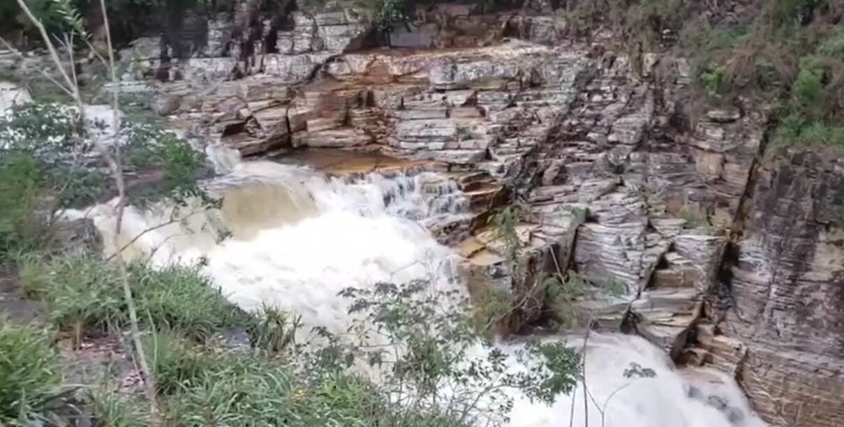 Volume de água ficou intenso na cachoeira após o acidente