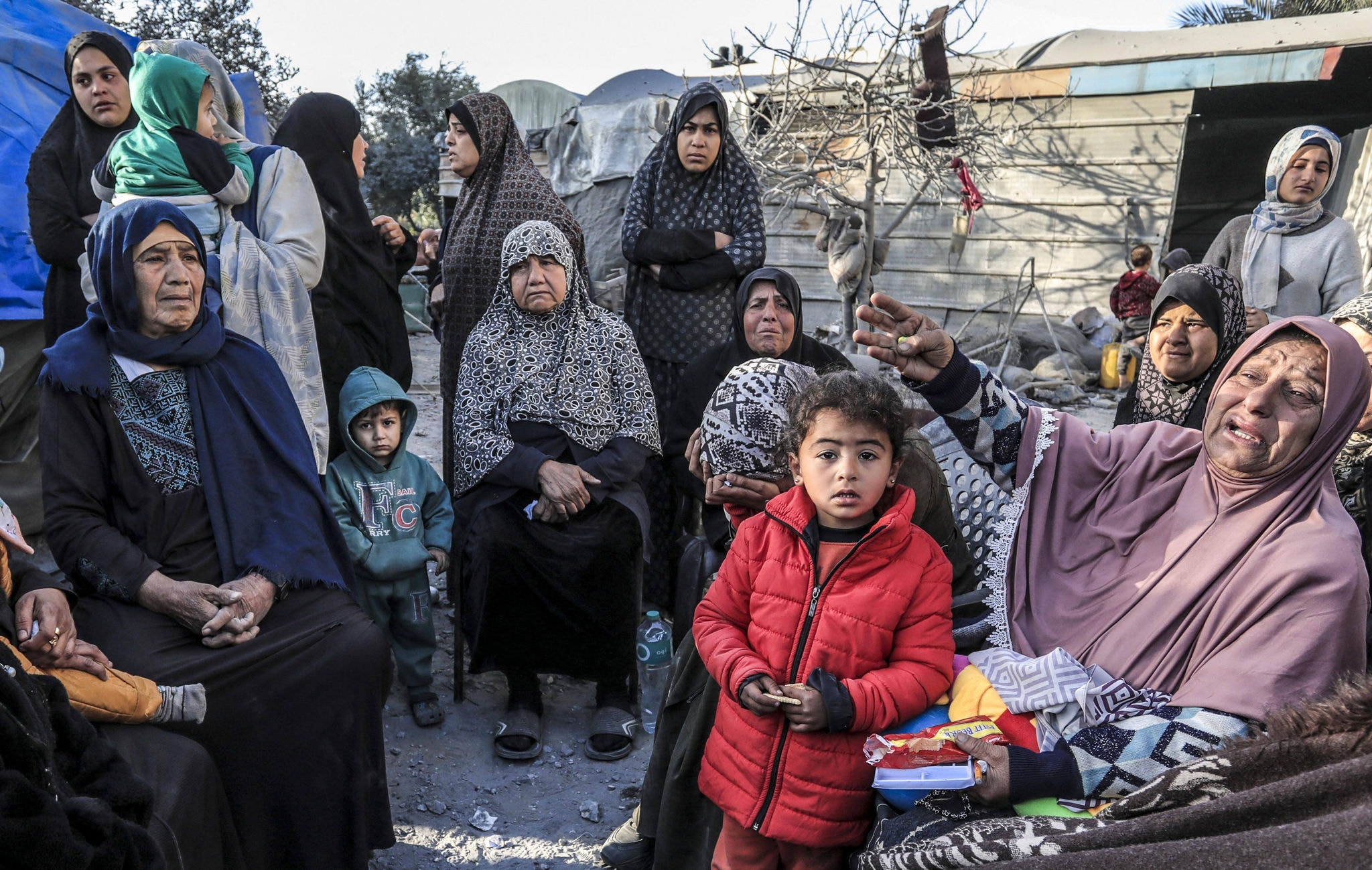 Mulheres e crianças palestinas em Deir El-Balah, área atingida por tropas israelenses neste sábado (2/3/24)