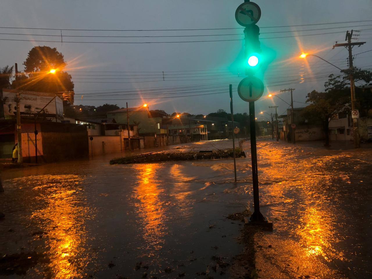 Avenida Tereza Cristina teve que ser fechada por recomendação da Defesa Civil