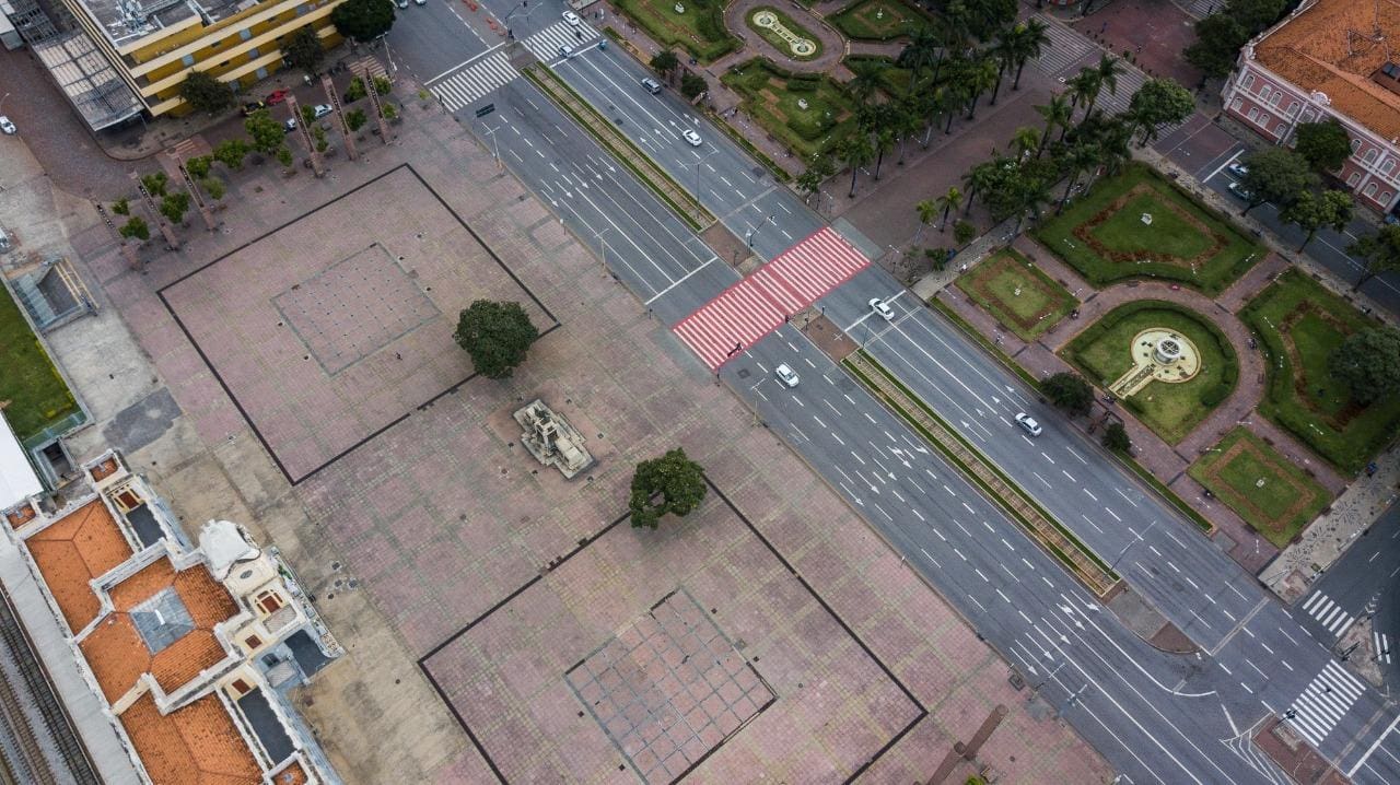 Praça da Estação, no Centro da capital, praticamente deserta
