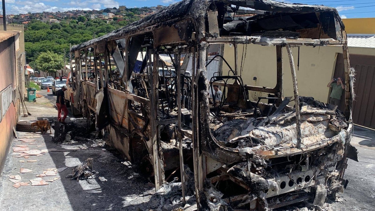 Ônibus incendiado em Ibirité