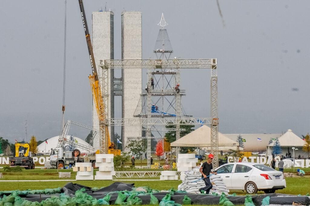 Montagem da infraestrutura do evento Brasília Iluminada, que deveria estar pronta na quarta-feira (22)