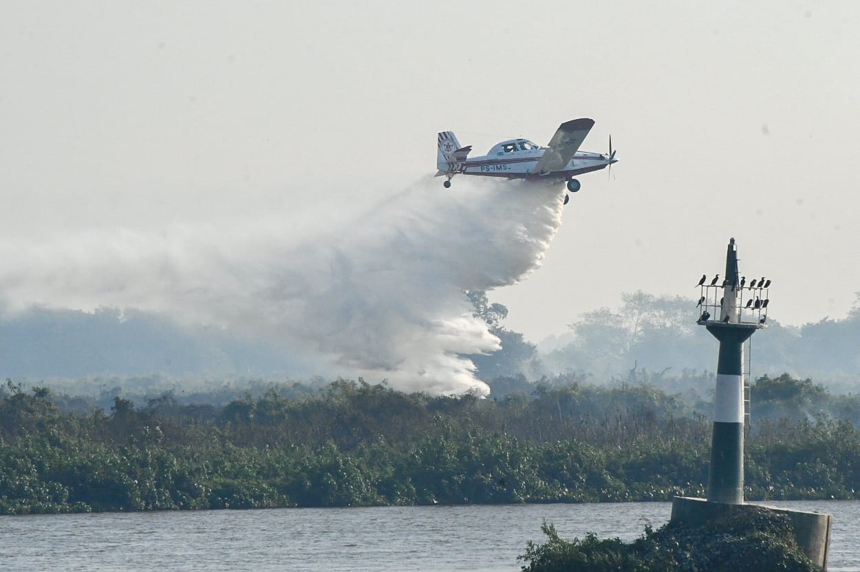 Avião do Corpo de bombeiros do MS combate incêndio no Pantanal